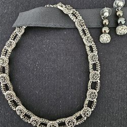 $25.00 - Elegant Necklace  & Earings Set!  Vintage Choker Design Style Necklace/Pierced Dangling Earings - Like New!