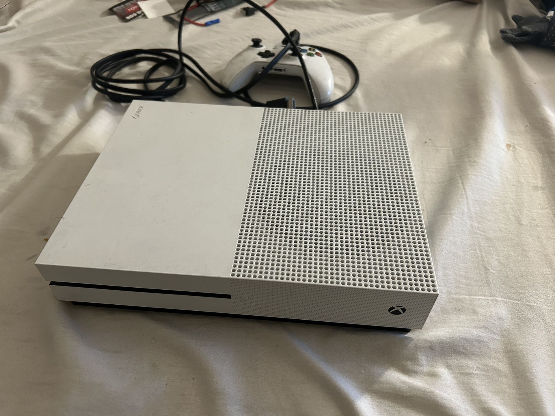 Xbox ONE S   Controller Included + Cables Hdmi ,Power Cable