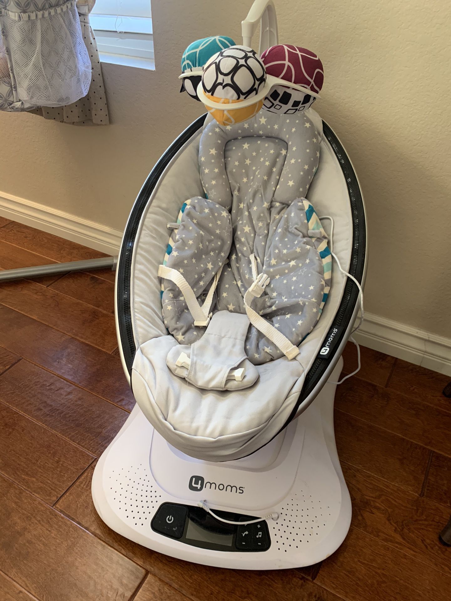 4moms mamaRoo 4 Baby Swing, high-tech Baby Rocker, Bluetooth Enabled - Classic Nylon Fabric with 5 Unique motions