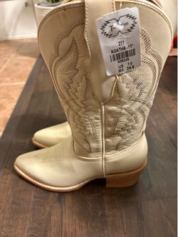 Size 7.5  Women Cream Western Cowboy Boots
