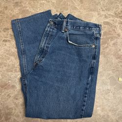 19”L X  37.5”W Mens Levi Jeans .  Read Se script ion Pls.