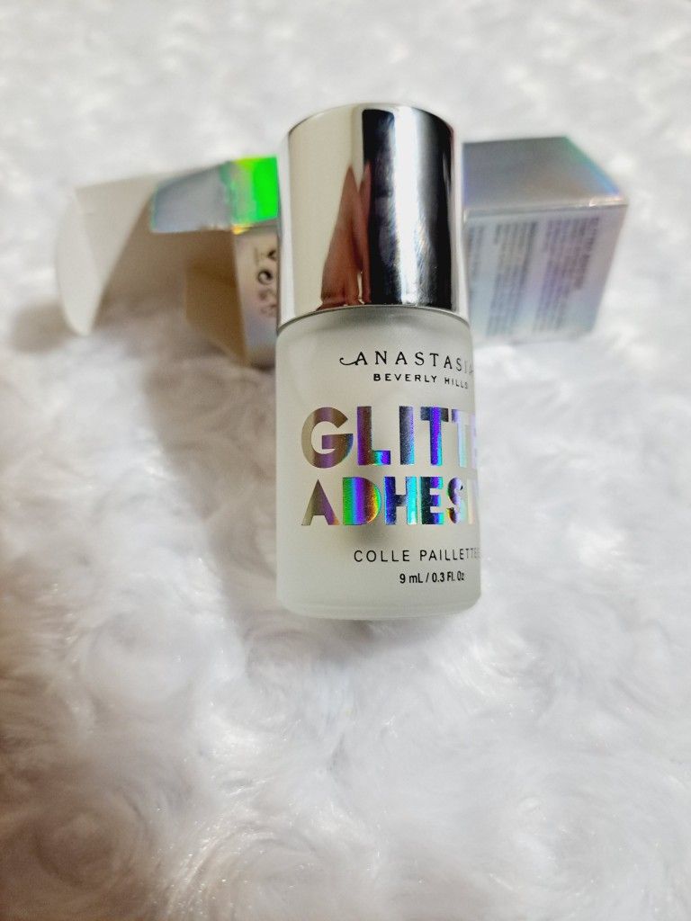 Glitter adhesive
By Anastasia Beverly Hills