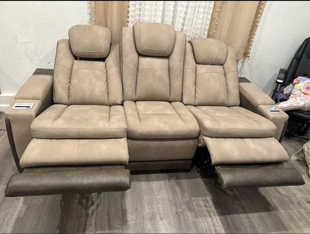 👸Next-Gen Sand Durapella Power Reclining Sofa
Ashley Furniture$20 Down Payment and delivery available 
