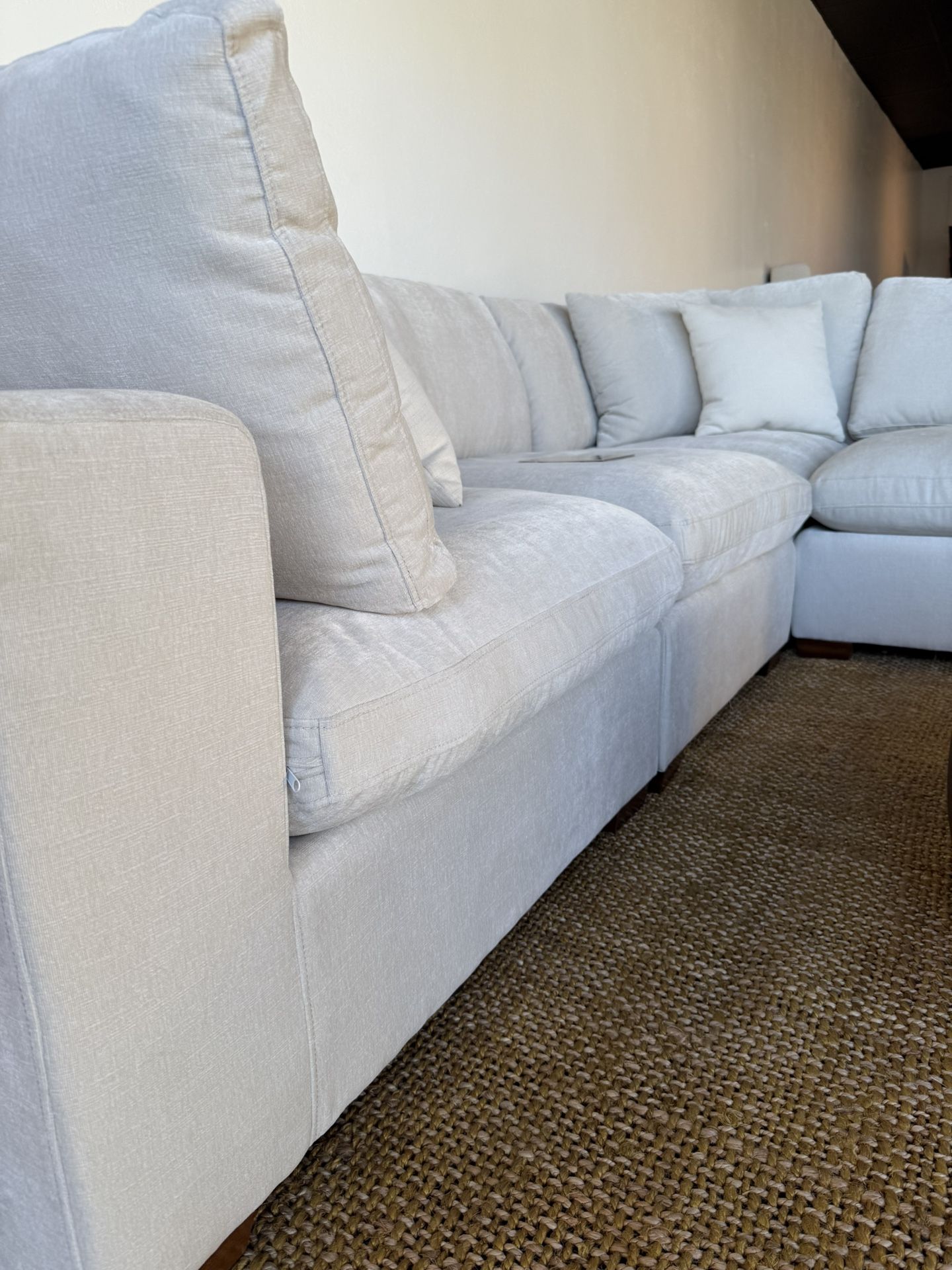 Modern Cloud Modular Sectional – 4 Seat Sofa Chaise – New – Free Delivery (San Diego)