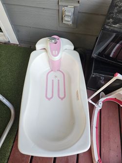 the Summer Infant Lil' Luxuries Whirlpool Bubbling Spa & Shower baby bathtub. 