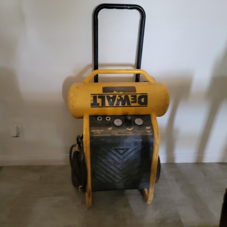 DEWALT D55146 4.5 Gallon Portable Electric Air Compressor.