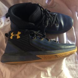 Boys Shoes Size 5.5 Youth 