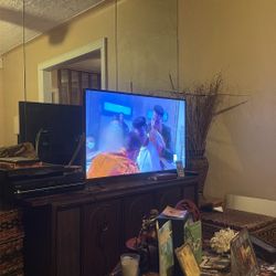 Tv Must Go. Works Fine. Moving