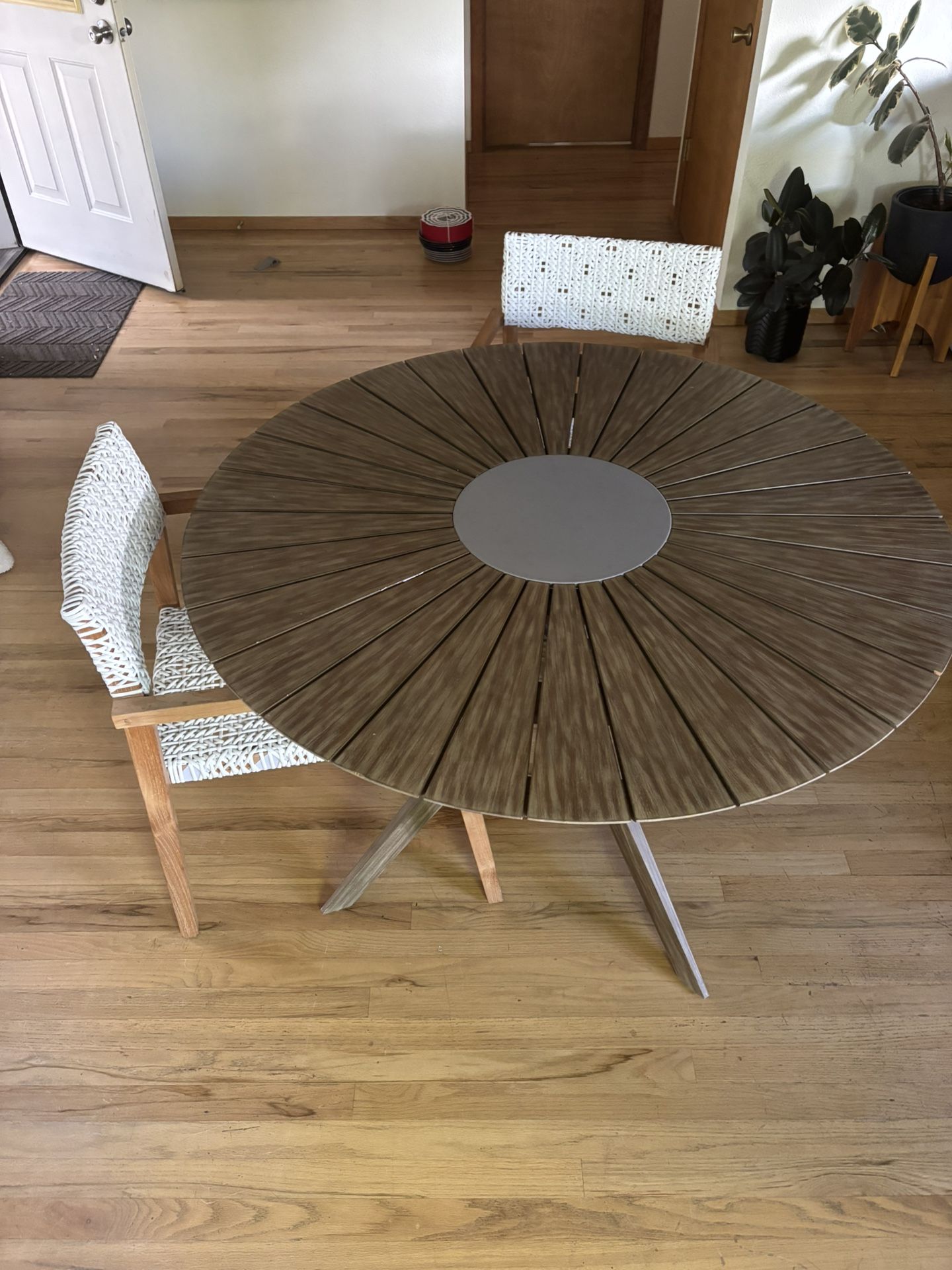 Round Indoor/Outdoor Round Eucalyptus Table