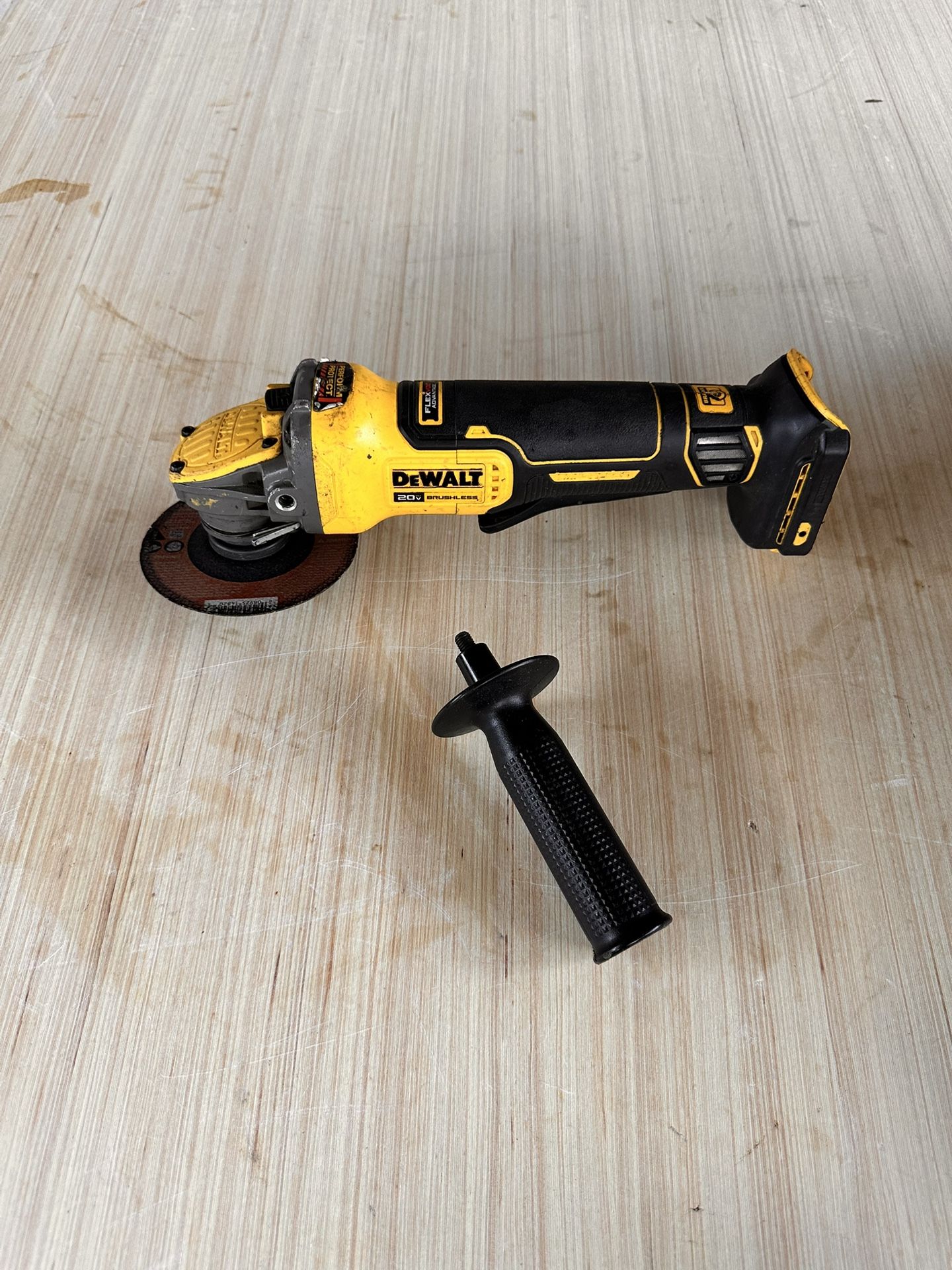 📌DEWALT 20V MAX Cordless Brushless 4.5 - 5 in. Paddle Switch Angle Grinder)👉PRECIO FIRME👉$95 Usada