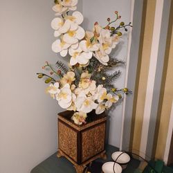 Beautiful Silk Orchids Om Bronze Pot. Gorgeous 