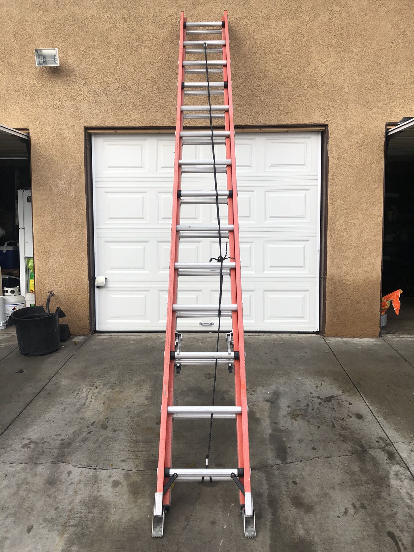 Werner ladder 28’ with 300 lbs load capacity