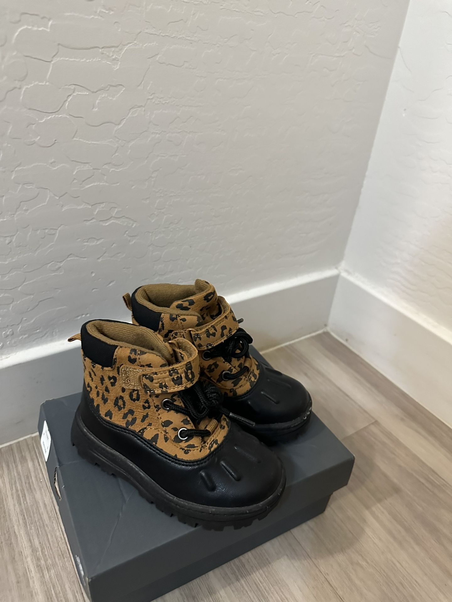 Carters Snow Boots Size 18 Months