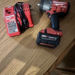 Milwaukee Drill M18 FUEL 18V Lithium-Ion Brushless Cordless 1/2 in. Impact Wrench w/Friction Ring Kit w/One 5.0 Ah Battery and Bag