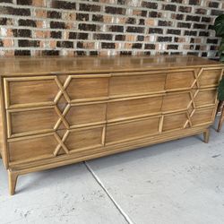 Mid Century Modern Dresser / Credenza 