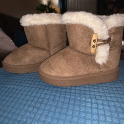 New Toddler Boots Size 6. Faux Suede & Fur Lining. 