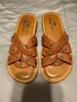 Patricia Nash Felicita stud-detail sandals in a tan leather size 6.5