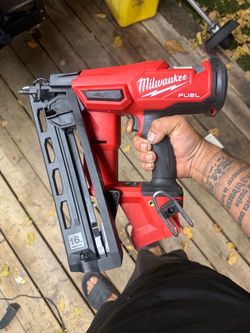 Milwaukee 18v angled 16 gauge nailer tool only