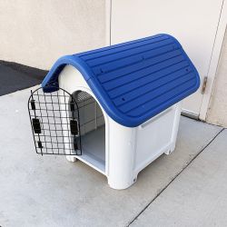 Brand New $50 Small Size Dog House Waterproof Plastic Outdoor Indoor 30x23x26”