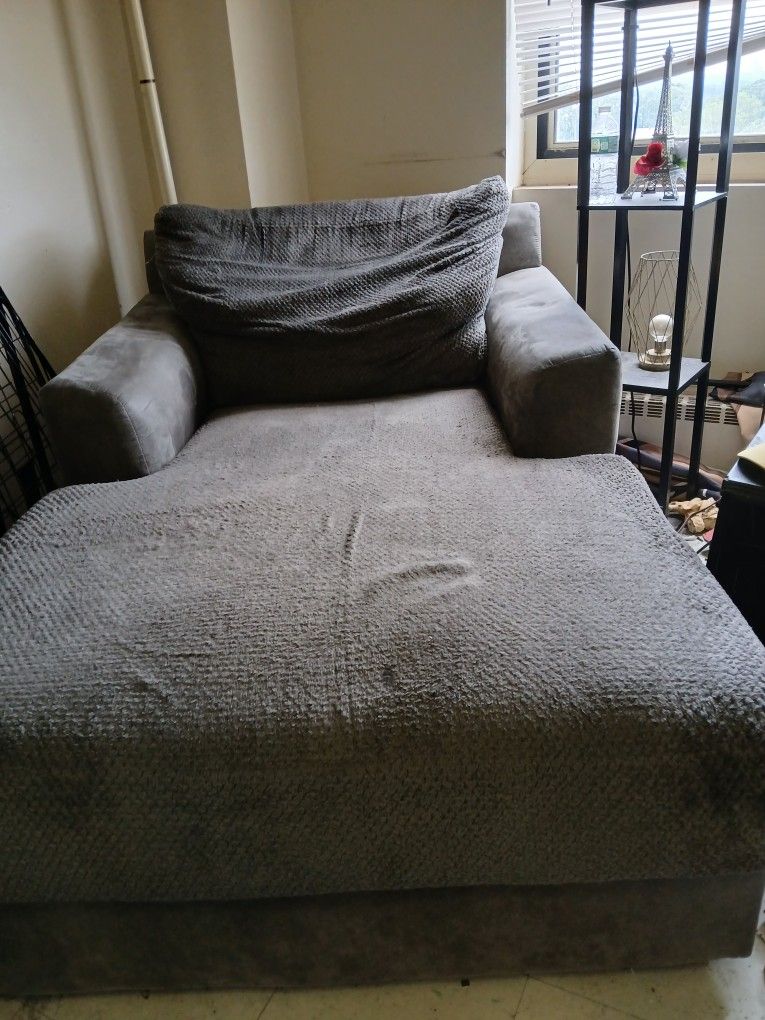 Swave Couch With 5 Pillows