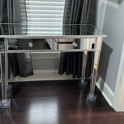Mirrored desk Or Vanity