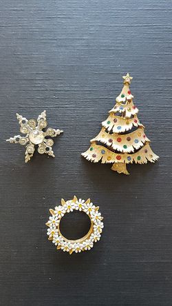 Christmas clothing pins