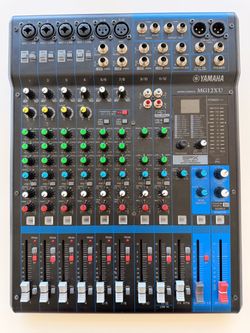 Mixer console Yamaha MG12XU