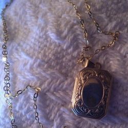 10k yellow gold Locket with chain