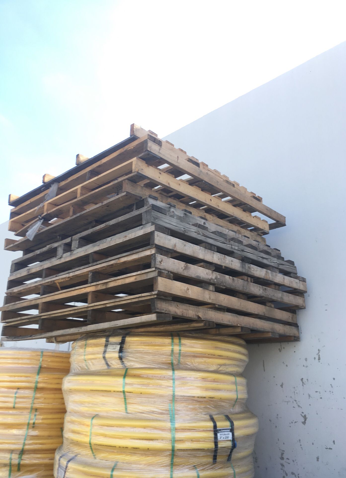 Wood pallets free