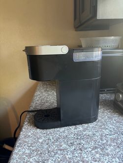 KEURIG COFFEE MAKER/MACHINE