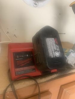 Milwaukee 18 v battery charger with battery