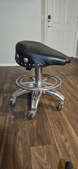 Larin Corporation BSBS-2 Pneumatic Bar Stool Used $50