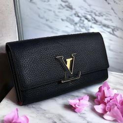 Louis Vuitton Women Wallet $795 Like New 