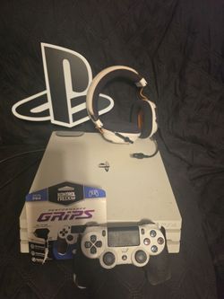 PS4 Bundle + Headphones + PS LED