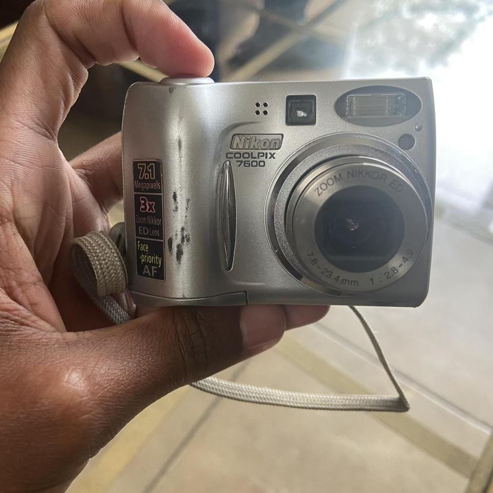 Nikon Coolpix 7600 digital camera. With a maximum resolution of 7.1 MP - Photography 