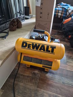 DeWalt 4-gallon Compressor D55153