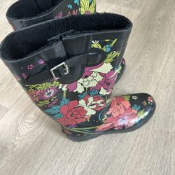 Black and multi-coloured floral rain boots with faux fur lining