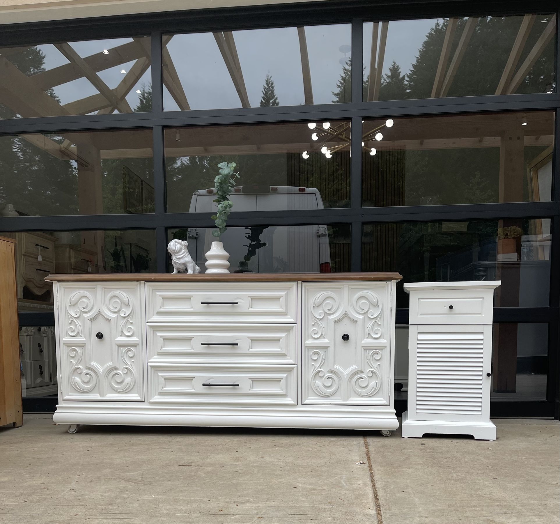 9 drawer Dresser, Credenza, Buffet Or Tv Stand (entryway piece)