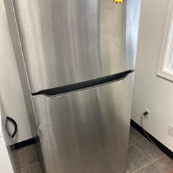 Frigidaire Top And Bottom Stainless Steel Refrigerator 