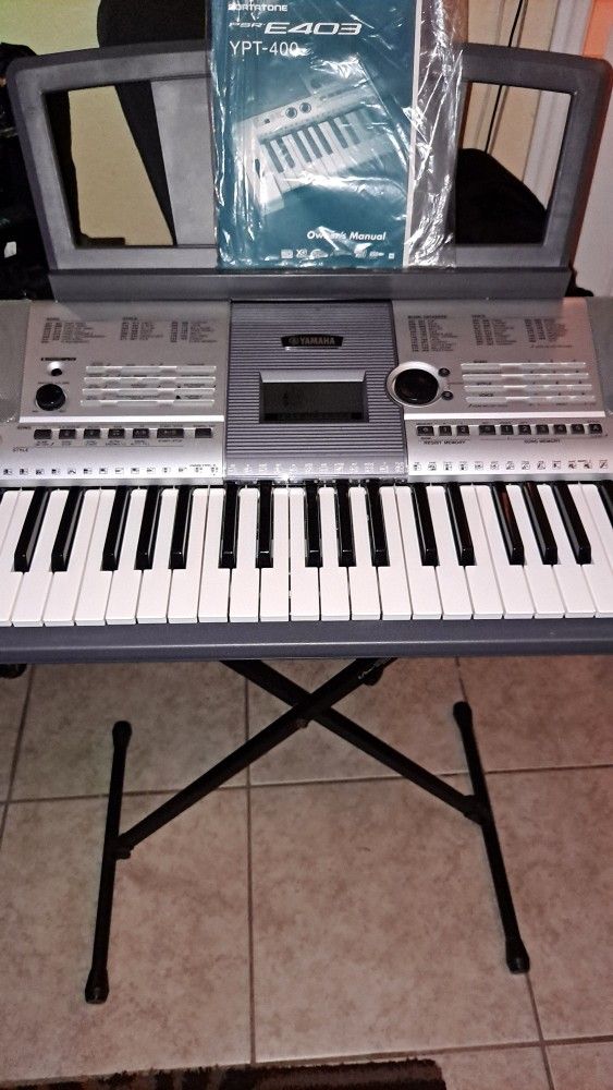 Yamaha Keyboard - Mint Condition w/accessories