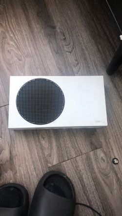 Xbox series s with 2 elite controller and monitor
