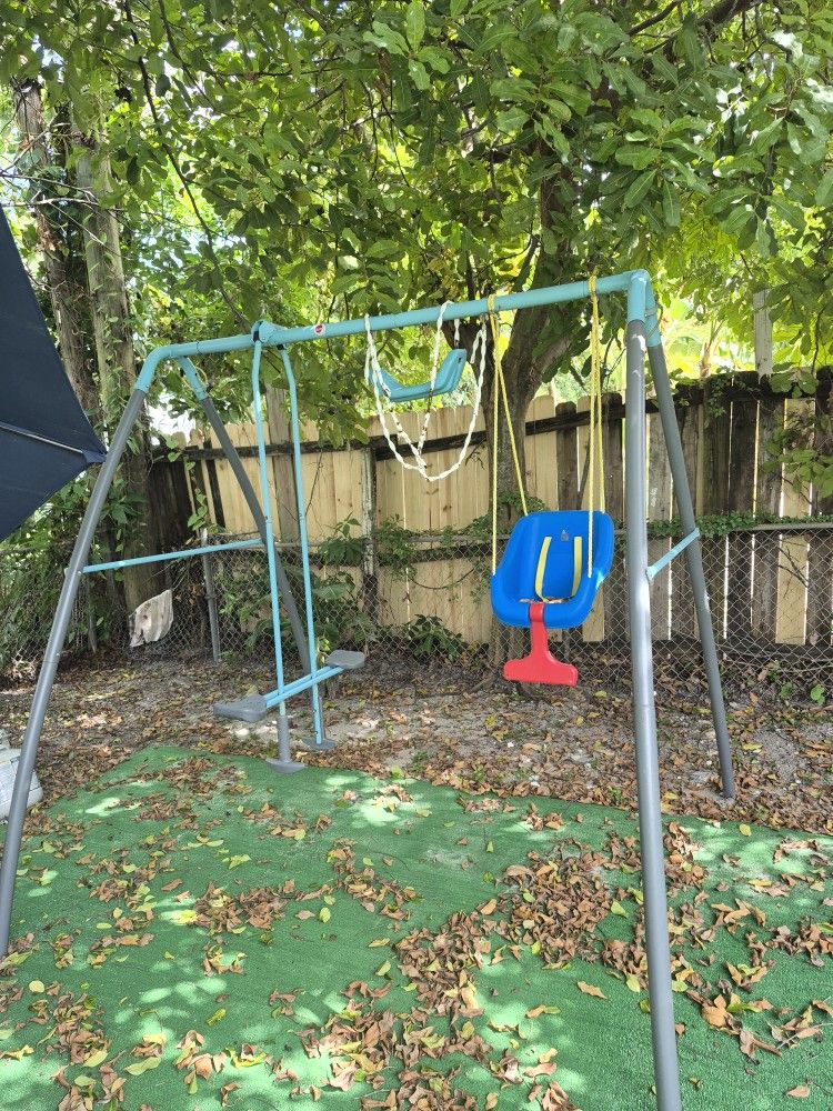 Trampolín, Tobogán y Columpios