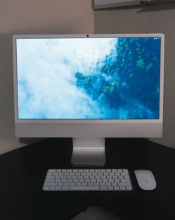 Selling my 24-inch Apple iMac (M4 chip) in Silver, purchased new in August 2025.