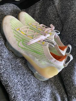 NIKE VAPORMAX SIZE 8.5  WOMENS