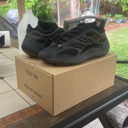 Adidas Yeezy 700 V3 CLAY BROWN Size 9