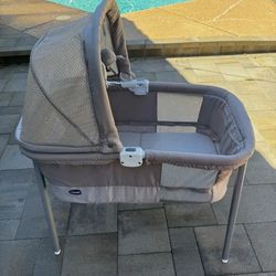Chicco LullaGO deluxe baby bassinet