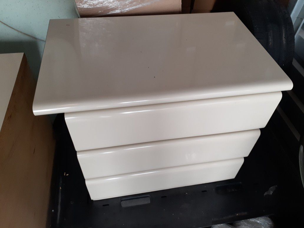 Free. 2 Lacquer night tables & storage shelf