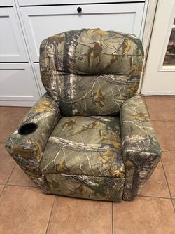 Kids Realtree Camo Recliner Chair with Cup Holder – Excellent Condition