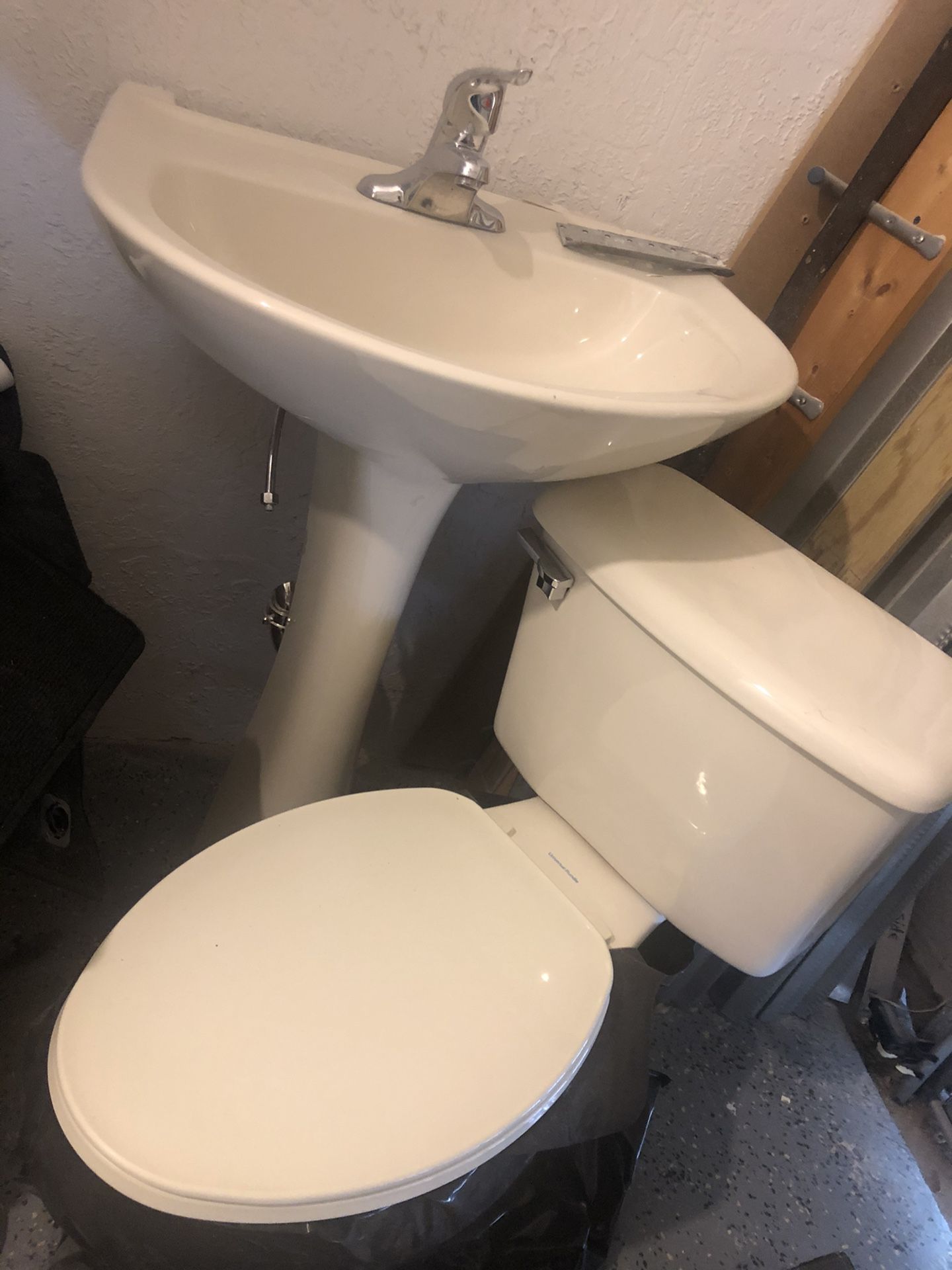 Bathrooms toilet and sink ( perfect conditions) $150.00