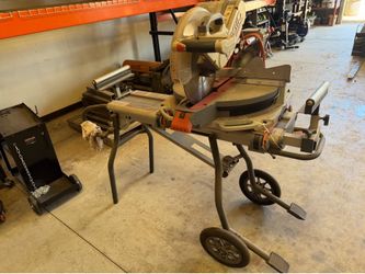 Compound miter saw